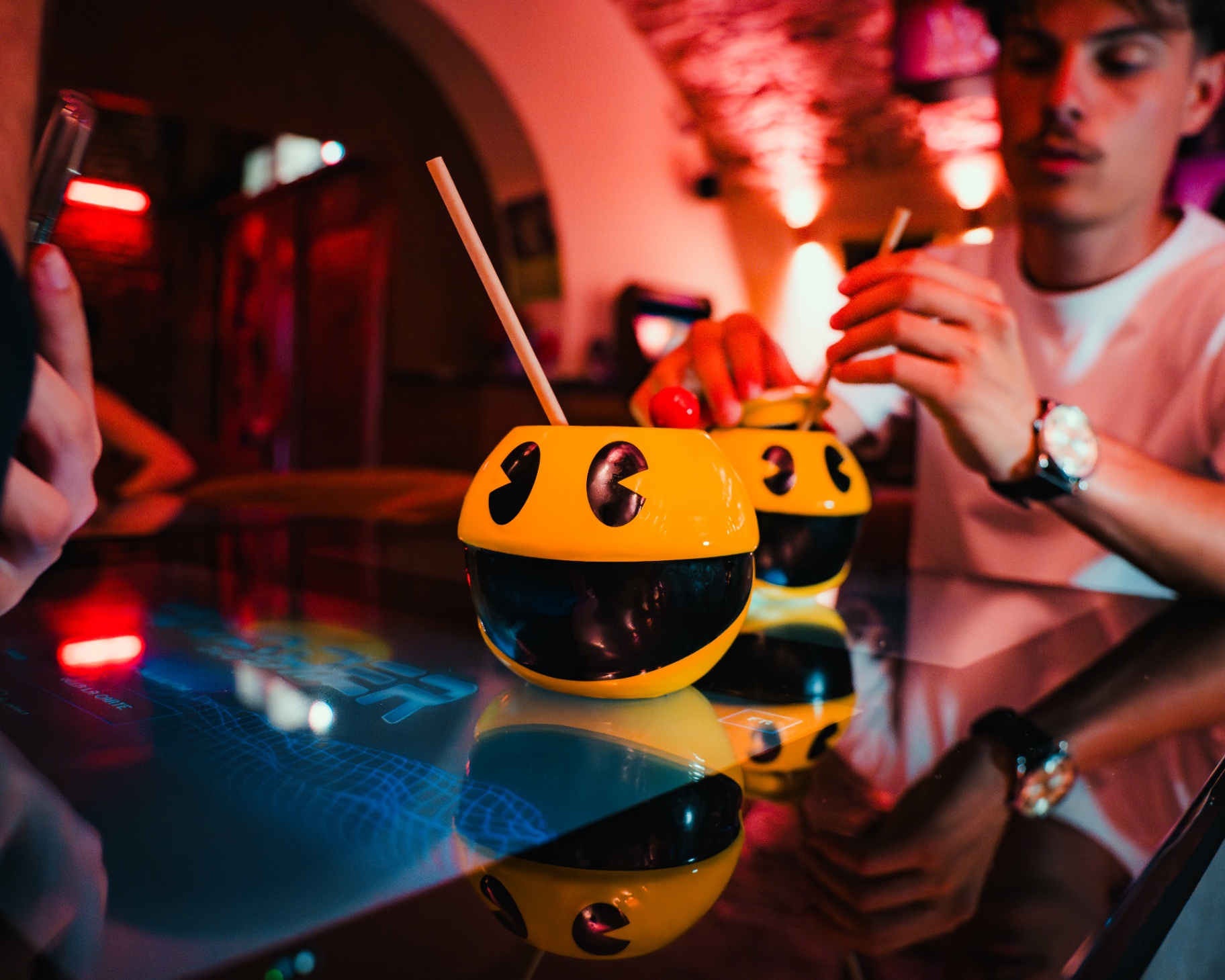 Cocktail gaming Pac-Man - Ambiance rétrofuturiste Invader Bar