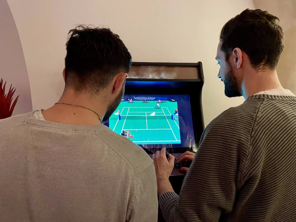 Borne de jeux vidéo en libre accès au bar Invader Montpellier évènements